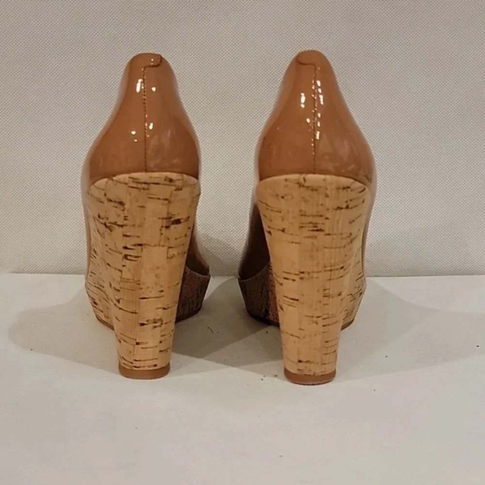VINCE CAMUTO TAN PATENT LEATHER WEDGE HEELS (sz‎ 8.5)